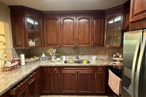 Condo in Hialeah, Florida, 2 bedrooms  № 1891439 - photo 9