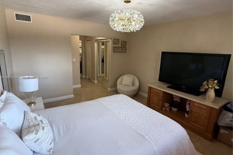 Condo in Hialeah, Florida, 2 bedrooms  № 1891439 - photo 20