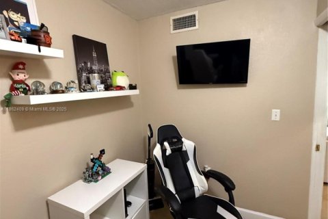 Condo in Hialeah, Florida, 2 bedrooms  № 1891439 - photo 16