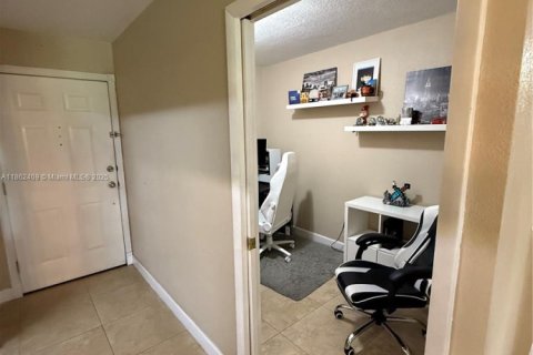Condo in Hialeah, Florida, 2 bedrooms  № 1891439 - photo 14