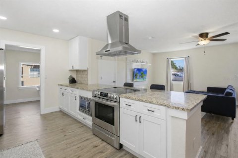 House in Deltona, Florida 4 bedrooms, 186.18 sq.m. № 2157283 - photo 5