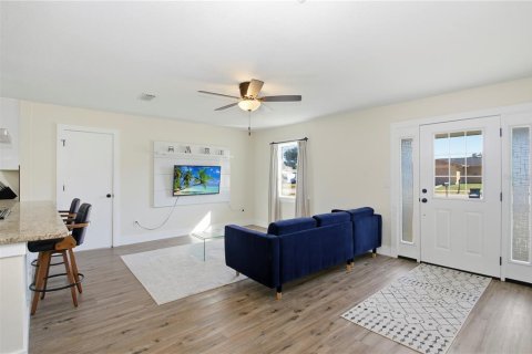 House in Deltona, Florida 4 bedrooms, 186.18 sq.m. № 2157283 - photo 9