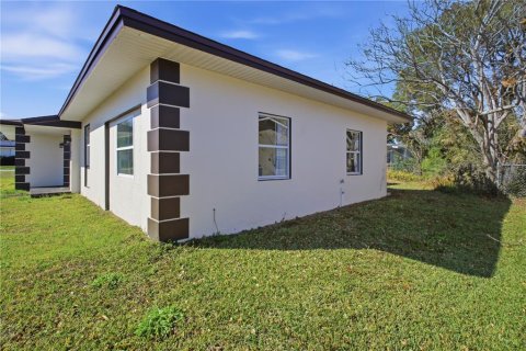 House in Deltona, Florida 4 bedrooms, 186.18 sq.m. № 2157283 - photo 27