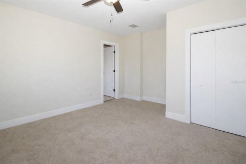 House in Deltona, Florida 4 bedrooms, 186.18 sq.m. № 2157283 - photo 15