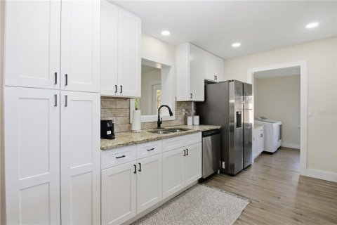House in Deltona, Florida 4 bedrooms, 186.18 sq.m. № 2157283 - photo 6