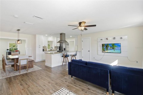House in Deltona, Florida 4 bedrooms, 186.18 sq.m. № 2157283 - photo 8