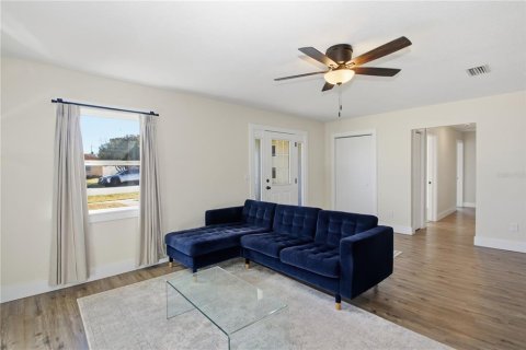 House in Deltona, Florida 4 bedrooms, 186.18 sq.m. № 2157283 - photo 10