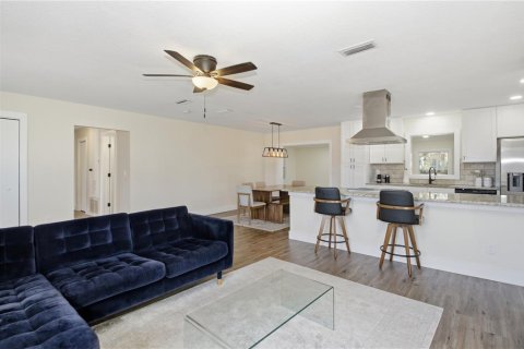 House in Deltona, Florida 4 bedrooms, 186.18 sq.m. № 2157283 - photo 11