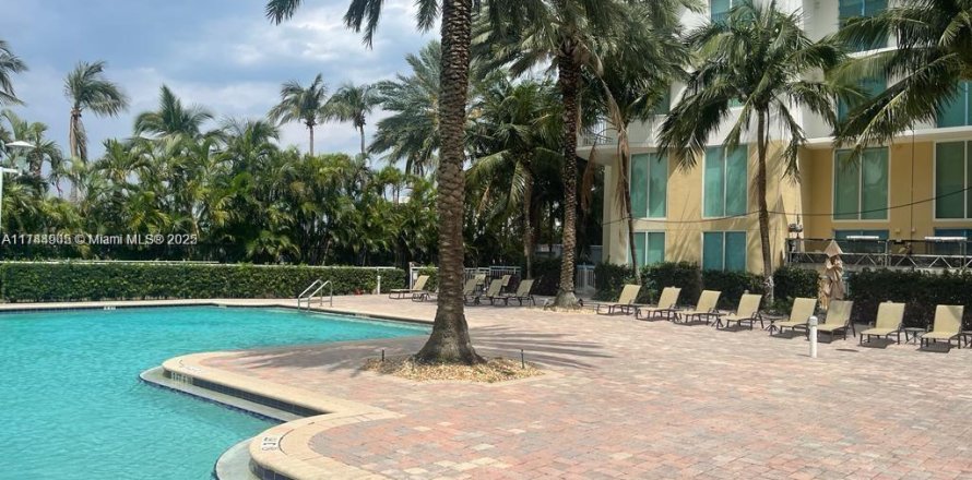 Condominio en Hallandale Beach, Florida, 2 dormitorios № 1736157