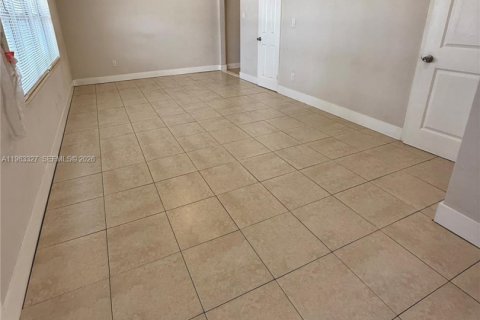 Villa ou maison à louer à Dania Beach, Floride: 1 chambre, 261.8 m2 № 2025177 - photo 2