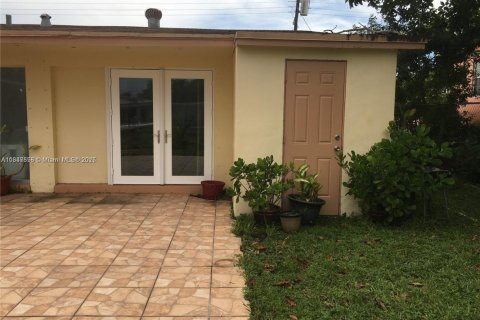 House in Miramar, Florida 3 bedrooms, 111.11 sq.m. № 2022346 - photo 5