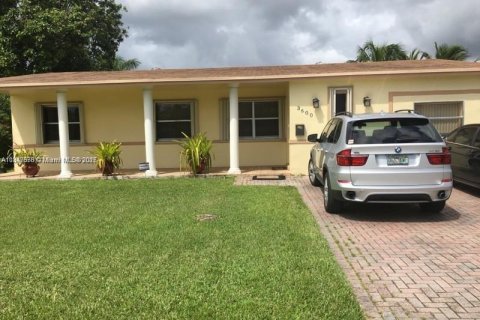 House in Miramar, Florida 3 bedrooms, 111.11 sq.m. № 2022346 - photo 1