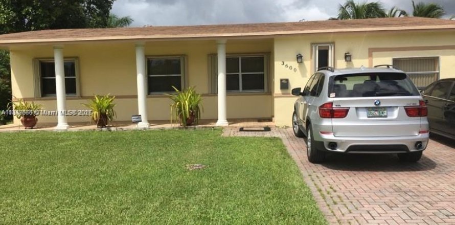 House in Miramar, Florida 3 bedrooms, 111.11 sq.m. № 2022346