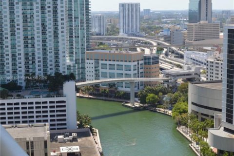 Estudio en el Condominio en Miami, Florida  № 2027837