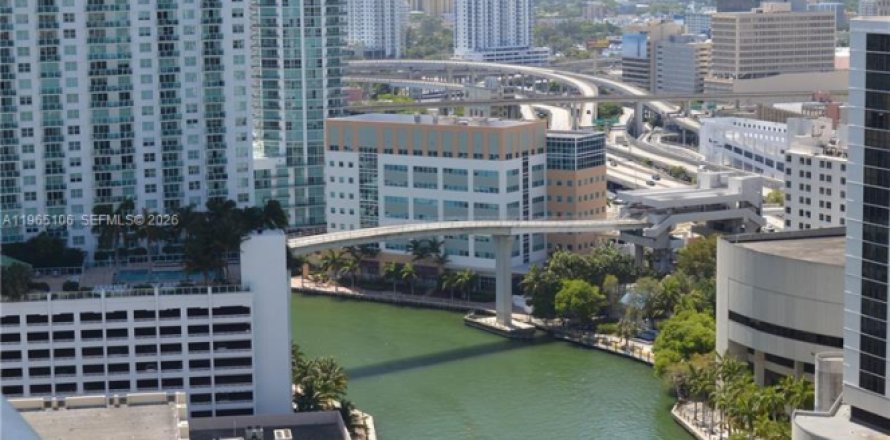 Estudio en el Condominio en Miami, Florida  № 2027837