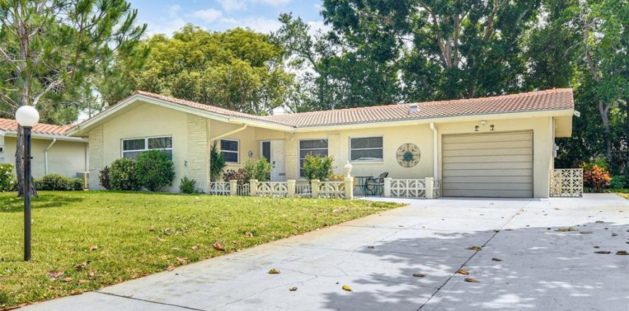 House in Clearwater, Florida 3 bedrooms, 128.21 sq.m. № 1876511