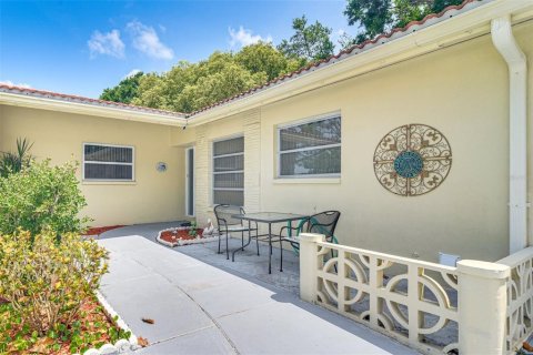 House in Clearwater, Florida 3 bedrooms, 128.21 sq.m. № 1876511 - photo 2