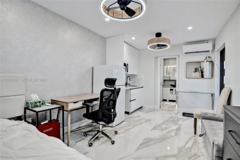 Commercial property in Hollywood, Florida 1 bedroom, 41.81 sq.m. № 2056926 - photo 3