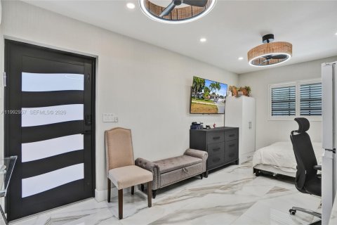 Commercial property in Hollywood, Florida 1 bedroom, 41.81 sq.m. № 2056926 - photo 2