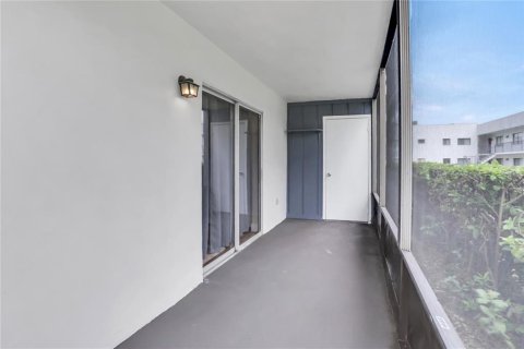 Condo in Orlando, Florida, 2 bedrooms  № 2400135 - photo 18