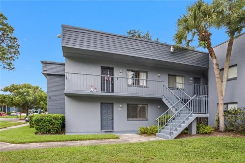 Condo in Orlando, Florida, 2 bedrooms  № 2400135 - photo 2