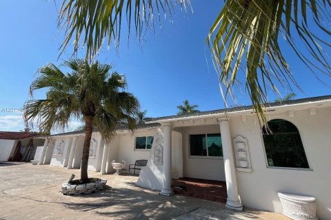 Villa ou maison à vendre à Miami, Floride: 4 chambres, 313.36 m2 № 2076337 - photo 3