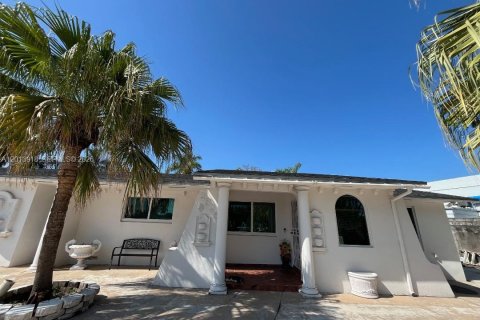 Villa ou maison à vendre à Miami, Floride: 4 chambres, 313.36 m2 № 2076337 - photo 2
