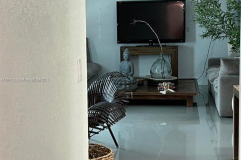 Villa ou maison à vendre à Miami, Floride: 3 chambres № 2013750 - photo 8