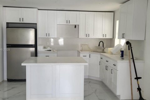 House in Hialeah, Florida 5 bedrooms, 140.75 sq.m. № 1949945 - photo 2