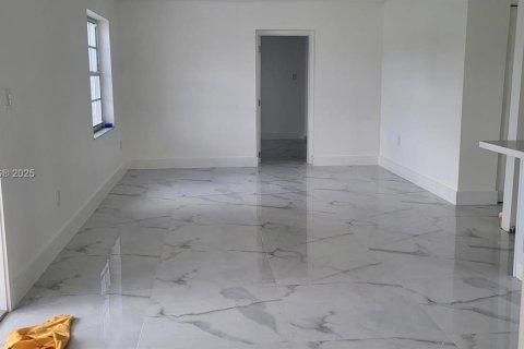 House in Hialeah, Florida 5 bedrooms, 140.75 sq.m. № 1949945 - photo 6