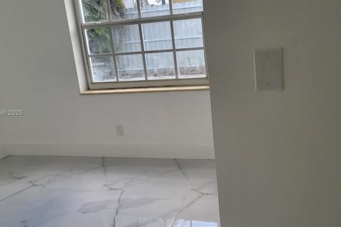 House in Hialeah, Florida 5 bedrooms, 140.75 sq.m. № 1949945 - photo 11