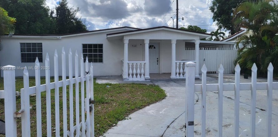 House in Hialeah, Florida 5 bedrooms, 140.75 sq.m. № 1949945