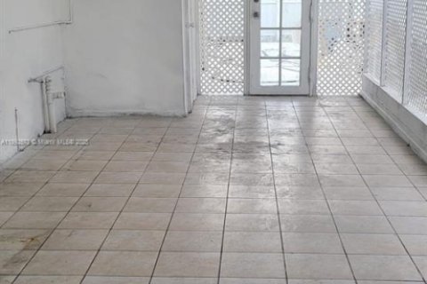 House in Hialeah, Florida 5 bedrooms, 140.75 sq.m. № 1949945 - photo 3