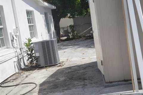 House in Hialeah, Florida 5 bedrooms, 140.75 sq.m. № 1949945 - photo 4