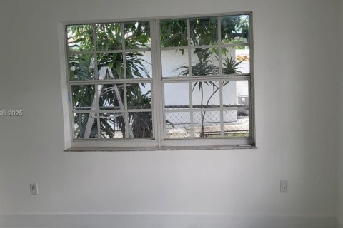 House in Hialeah, Florida 5 bedrooms, 140.75 sq.m. № 1949945 - photo 7
