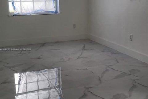 House in Hialeah, Florida 5 bedrooms, 140.75 sq.m. № 1949945 - photo 13