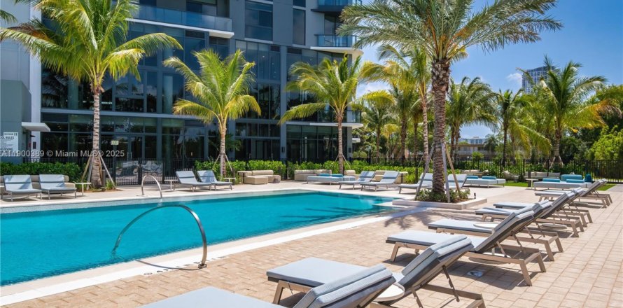 Condominio en Hallandale Beach, Florida, 2 dormitorios  № 1952693