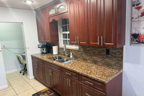 House in Miami, Florida 3 bedrooms, 97.08 sq.m. № 1946242 - photo 12