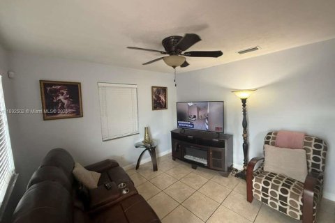 House in Miami, Florida 3 bedrooms, 97.08 sq.m. № 1946242 - photo 7