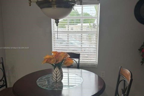 House in Miami, Florida 3 bedrooms, 97.08 sq.m. № 1946242 - photo 10
