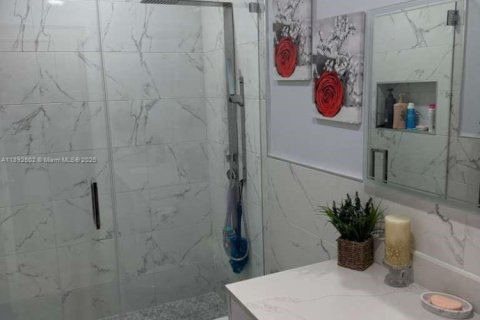 House in Miami, Florida 3 bedrooms, 97.08 sq.m. № 1946242 - photo 15