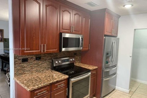 House in Miami, Florida 3 bedrooms, 97.08 sq.m. № 1946242 - photo 11