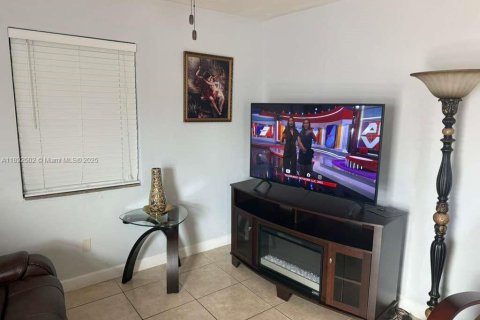 House in Miami, Florida 3 bedrooms, 97.08 sq.m. № 1946242 - photo 6