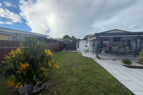 House in Miami, Florida 3 bedrooms, 97.08 sq.m. № 1946242 - photo 27