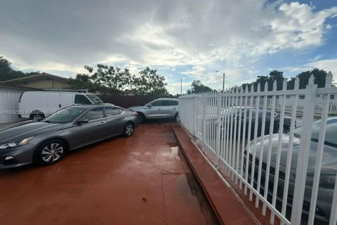 House in Miami, Florida 3 bedrooms, 97.08 sq.m. № 1946242 - photo 2