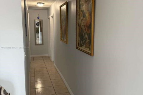 House in Miami, Florida 3 bedrooms, 97.08 sq.m. № 1946242 - photo 13