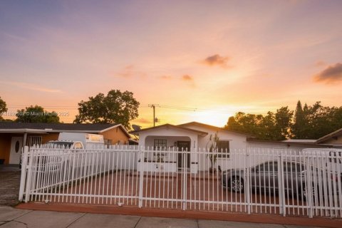 House in Miami, Florida 3 bedrooms, 97.08 sq.m. № 1946242 - photo 1