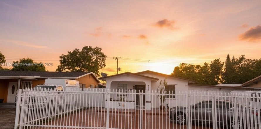House in Miami, Florida 3 bedrooms, 97.08 sq.m. № 1946242
