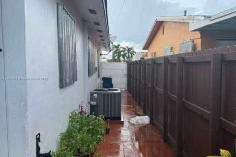 House in Miami, Florida 3 bedrooms, 97.08 sq.m. № 1946242 - photo 25