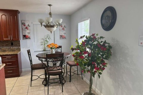 House in Miami, Florida 3 bedrooms, 97.08 sq.m. № 1946242 - photo 9